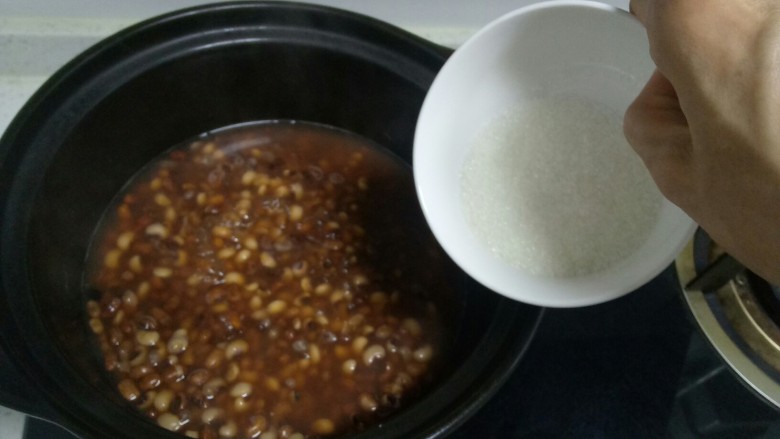 天然水晶多种口味的甜粽子,放入锅中,加入3倍的水,大火煮开转小火煮80分钟,加入50克<a style='color:red;display:inline-block;' href='/shicai/ 3729'>白糖</a>煮至水分熬干。