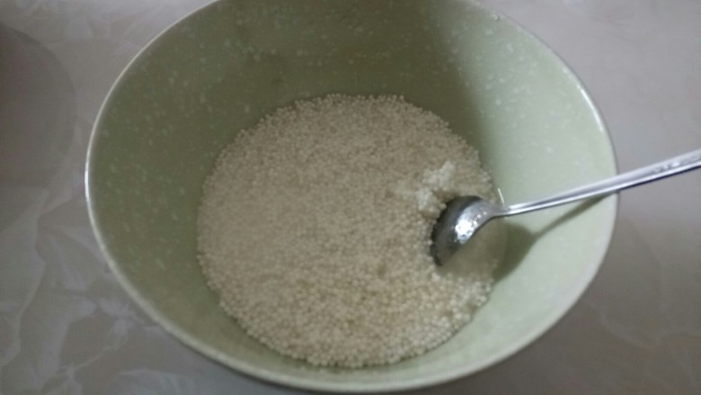 天然水晶多种口味的甜粽子,加入水搅拌均匀。