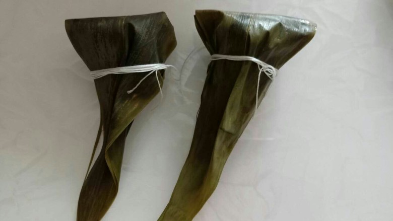 天然水晶多种口味的甜粽子,用绳子缠绕上部,系成活口。