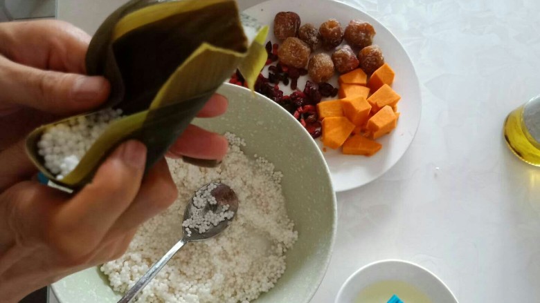 天然水晶多种口味的甜粽子,再装入西米,两边一握。