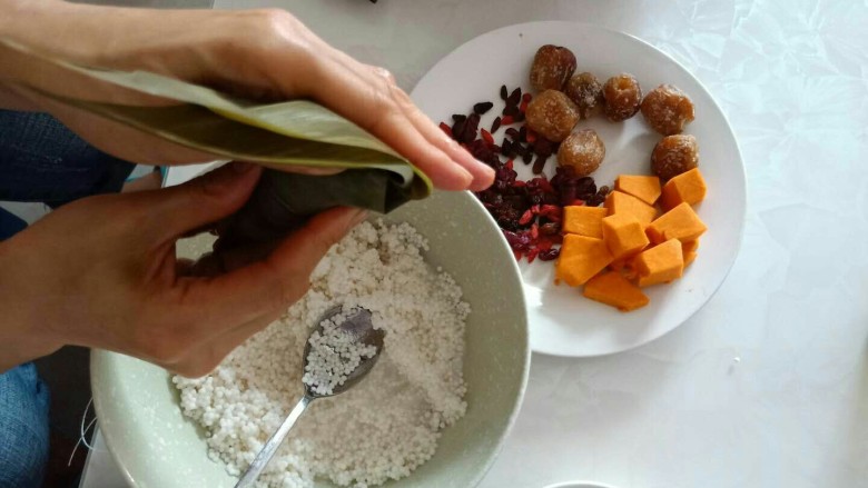 天然水晶多种口味的甜粽子,向下一压,用绳子挤成活口。