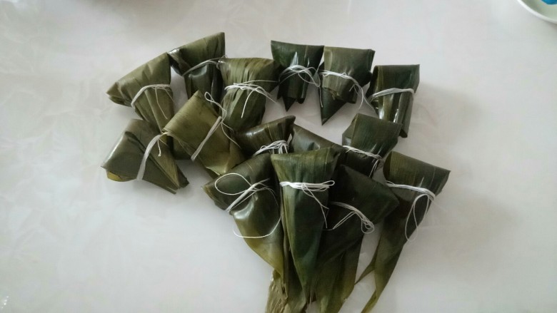 天然水晶多种口味的甜粽子,依次包好。