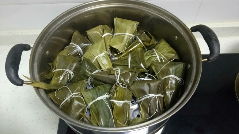 天然水晶多种口味的甜粽子,水开后放入锅中,中大火蒸40分钟。