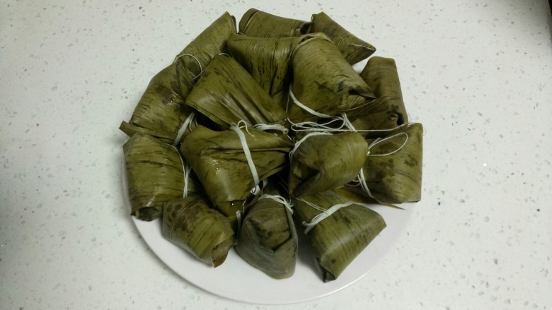 天然水晶多种口味的甜粽子,放入盘中。