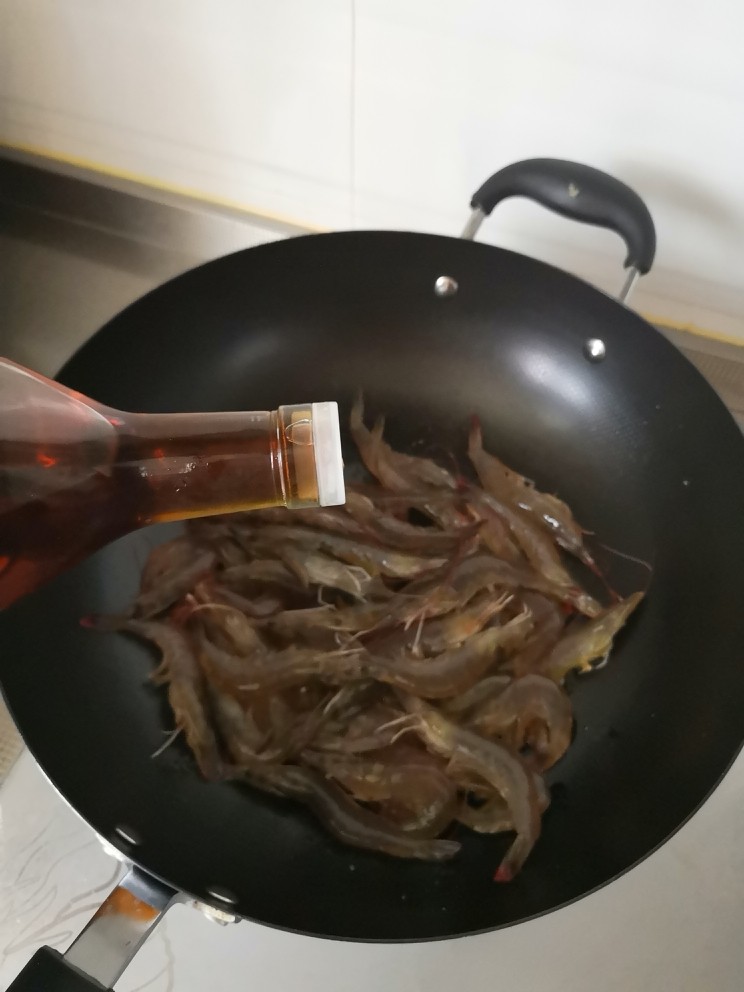 油泼虾,倒入<a style='color:red;display:inline-block;' href='/shicai/ 718'>料酒</a>