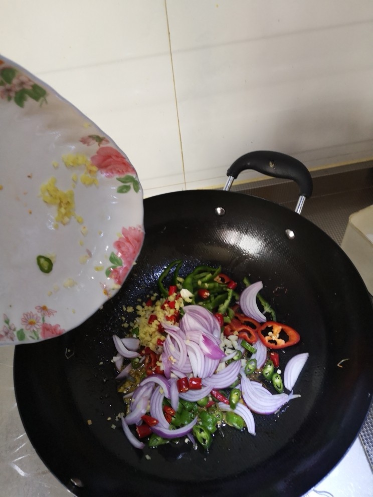 油泼虾,倒入辅料爆炒出香味