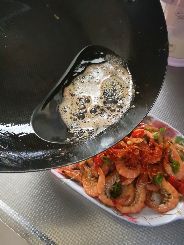油泼虾,均匀的淋在辣椒粉上