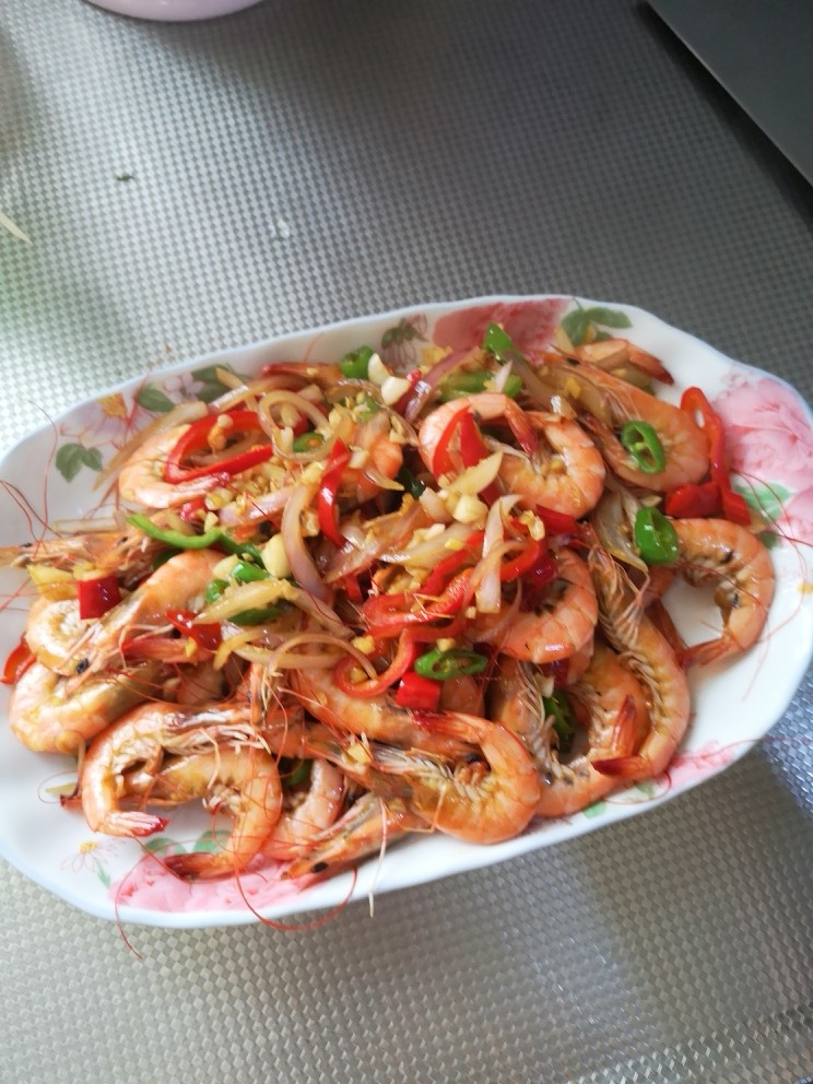 油泼虾,盛入盘中