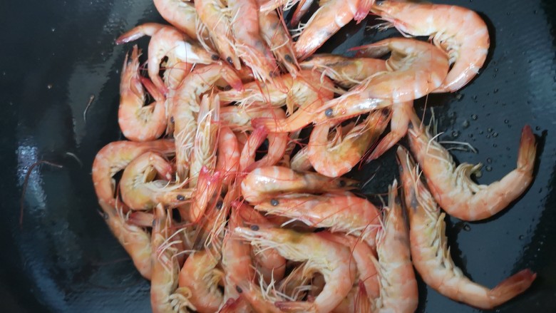 油泼虾,炒熟
盛出备用