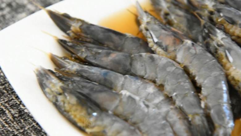 好吃到吮手指,让你回味无穷的泰式咖喱虾,倒入料酒、鱼露,腌制2个小时。