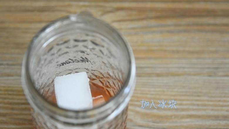 草莓抹茶牛奶—让你冰爽一夏，还不赶快来一杯,加入冰块。