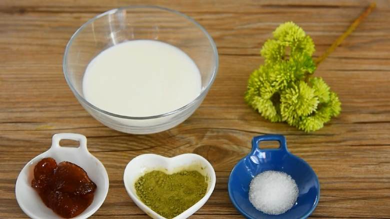 草莓抹茶牛奶—让你冰爽一夏,还不赶快来一杯, ·食材·
【主料】:草莓酱 2勺|牛奶 50ml|抹茶粉 2勺
【辅料】:白砂糖 2勺