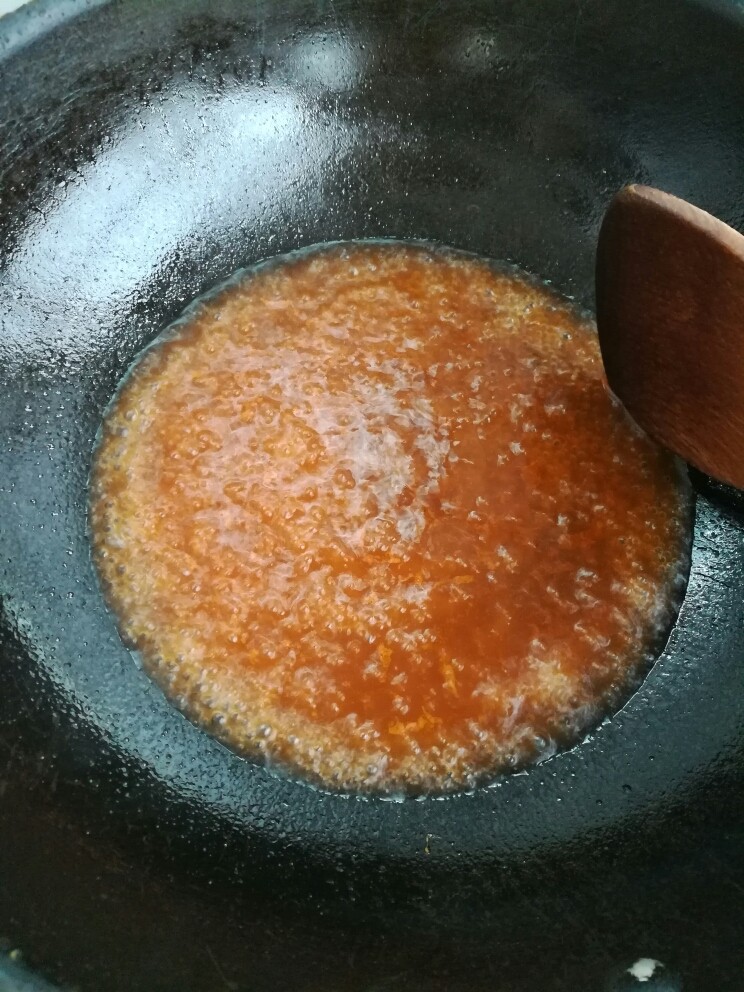 糖醋里脊,大火烧开转小火,要一直不停地搅拌以免糊锅