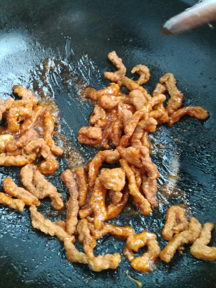 糖醋里脊,倒入炸好的里脊肉,翻拌均匀