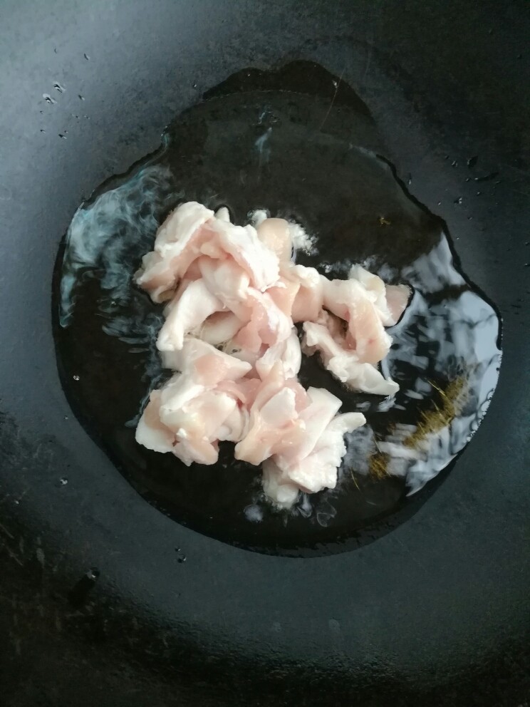 辣椒炒肉,倒入切好的五花肉,煸炒至肉变色