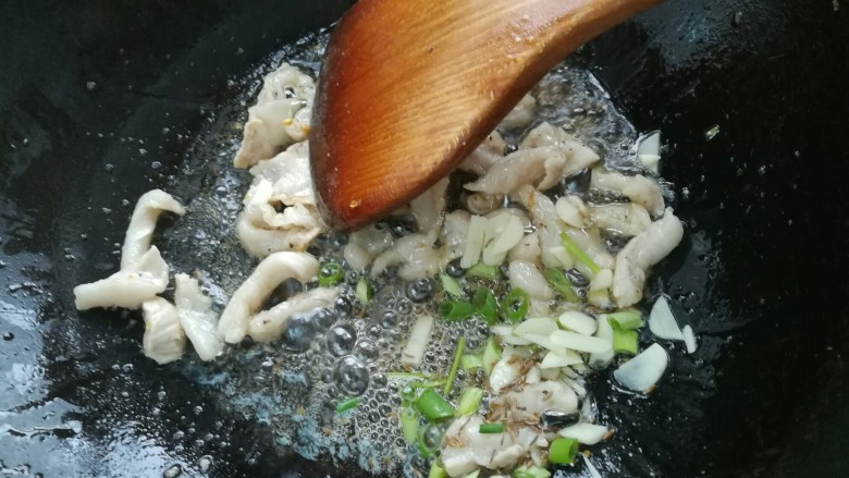 辣椒炒肉,放切好的葱和蒜,继续煸炒出香味