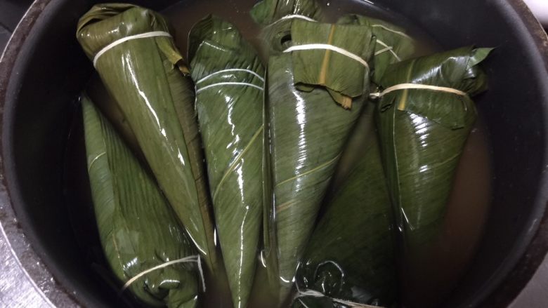 香香肉粽,放高压锅里,加上清水莫过粽子煮30分钟就熟了
