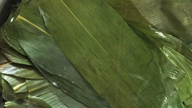香香肉粽,干粽叶将头尾减去,用清水冲洗后浸泡2小时以上