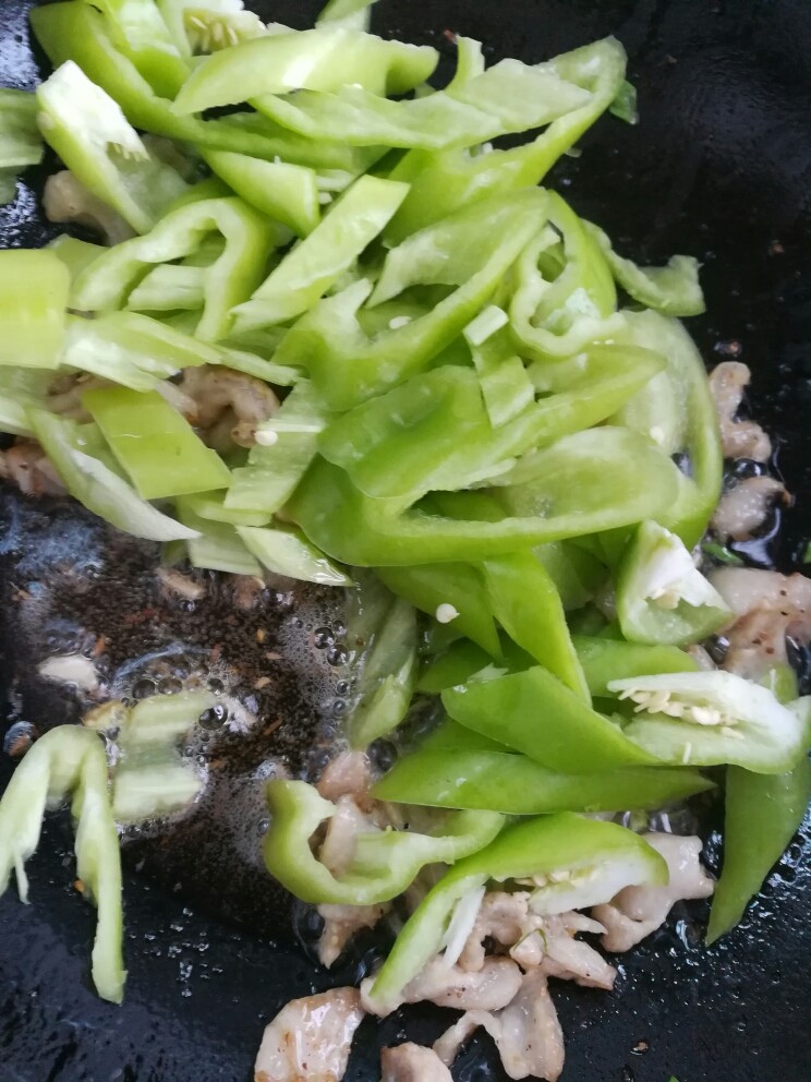 辣椒炒肉,放入辣椒,翻炒均匀