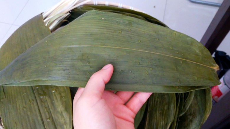 不同类型粽子的包法,开始教大家怎么包粽子啦,首先选两张差不多大小,比较大一点的粽子叶。