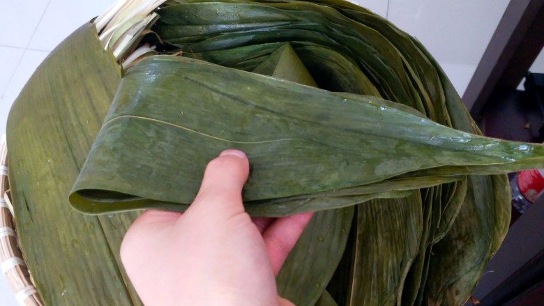 不同类型粽子的包法,两粽子同方向叶叠到一起,对折。