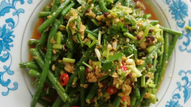 凉拌麻辣长豆角,将<a style='color:red;display:inline-block;' href='/shicai/ 4693'>长豆角</a>和香菜末拌好后倒入调好的料汁,拌匀即可!