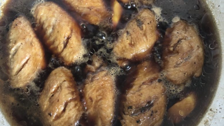 可乐鸡翅,鸡精 盐调味，收汤汁装盘