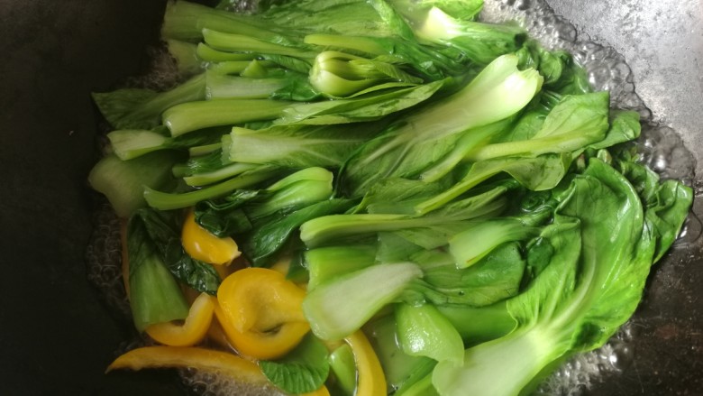 耗油香菇油菜,<a style='color:red;display:inline-block;' href='/shicai/ 62'>辣椒</a>和油菜开始打算炒了,炒了几下发现揪揪了,改成水煮了。
