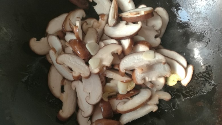 耗油香菇油菜,先炒香菇,放油,姜、蒜爆锅,炒的像大肥肉,炒好了,盛出来。