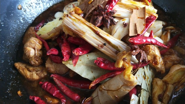 私房菜\酒香红糖炖鸡块,倒入所有调料,加入50克<a style='color:red;display:inline-block;' href='/shicai/ 900'>白酒</a>翻炒均匀。