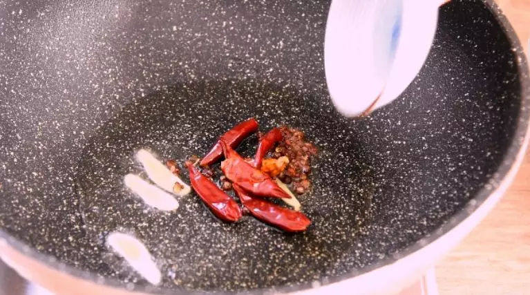 世界杯看球嘴馋的最好伴侣——下酒鸡尖,.热锅冷油,爆香姜片、花椒、干辣椒