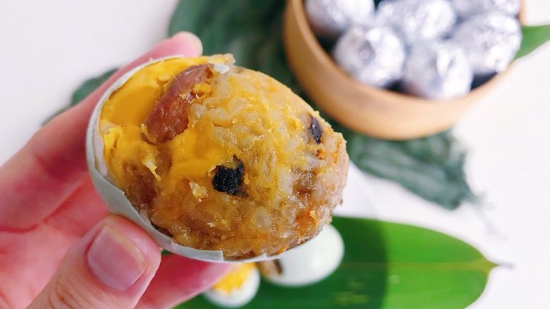 “粽”情于你:糯米灌鸭蛋,张嘴 我喂你
粽子虽然很好吃 糯米不易消化 不管是大人还是小孩千万不要贪多哟~