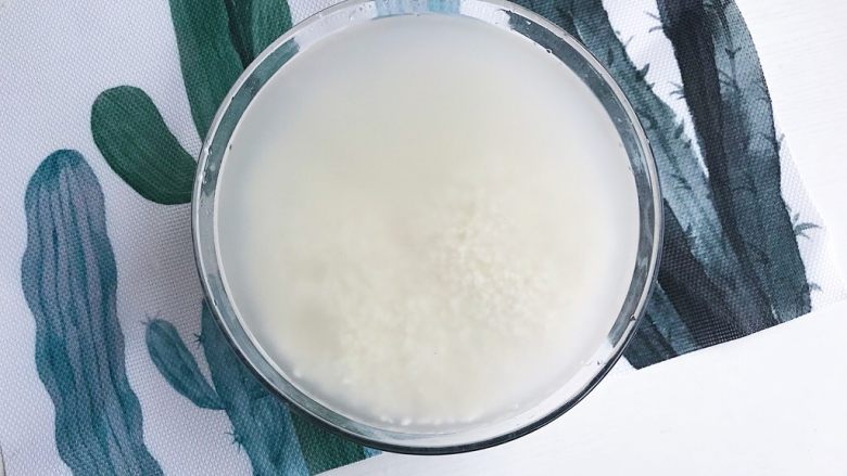 “粽”情于你:糯米灌鸭蛋,食材处理:
糯米提前浸泡两三个小时