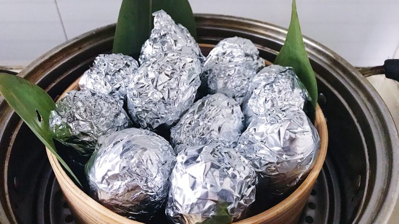 “粽”情于你:糯米灌鸭蛋,大火烧开上汽后放入蒸锅 全程大火烧开 煮至两小时后取出其中一个检测是否蒸熟中途要添加好几次水 防止烧干 还有也可以使用高压锅 高压锅可以减少一半的时间 比较那玩意有些吓人 不是太敢用)