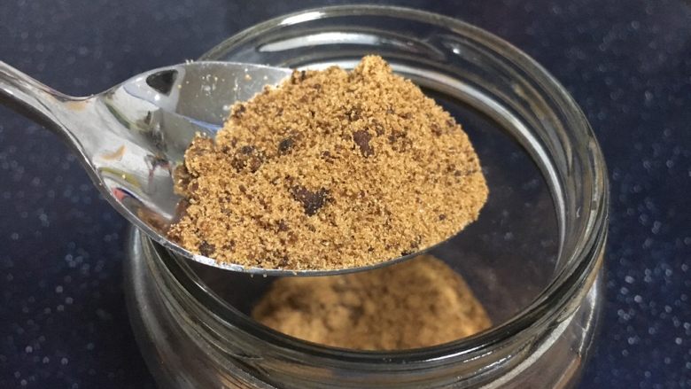 糖醋蒜,将罐头瓶子清洗干净,放在蒸箱(蒸锅)蒸15分钟,消毒杀菌,待罐头瓶子自然晾凉,放入5勺的<a style='color:red;display:inline-block;' href='/shicai/ 882'>红糖</a>。