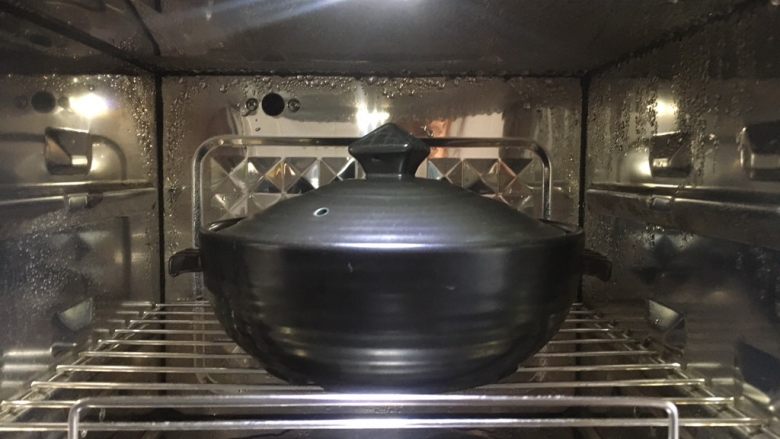 梅菜排骨煲,将梅菜排骨盛在沙锅里,放在蒸箱里大火蒸30分钟,蒸至骨酥肉烂即可。