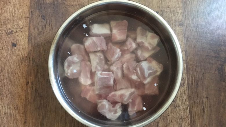 梅菜排骨煲,放在清水里浸泡1个小时,泡出血水。