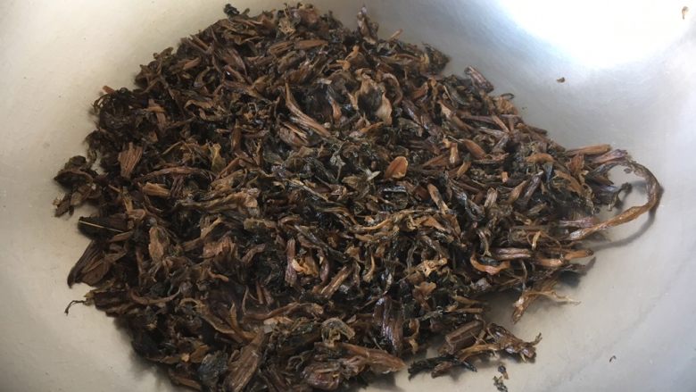 梅菜排骨煲,将梅干菜用油煸炒出香味,盛出备用。