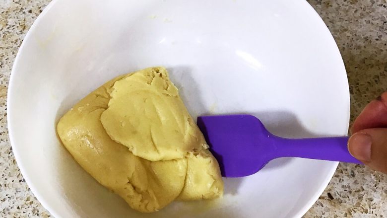 蜂蜜芝麻小麻花,用刮刀拌匀,无干粉状态