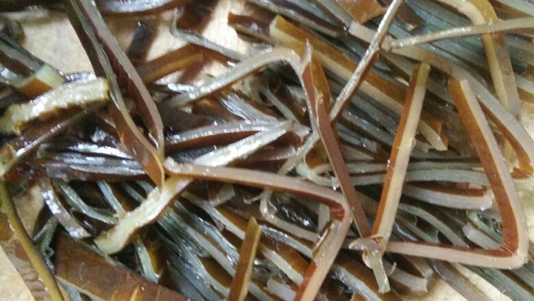 红油海带丝,海带切丝,如果是海带丝洗干净即可