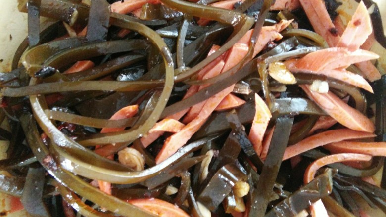 红油海带丝,放入蒜末 香肠丝 辣酱 香油 姜汁,食盐搅拌均匀即可食用