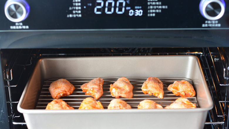 奥尔良鸡翅,提前烤箱预热，上下火200度，