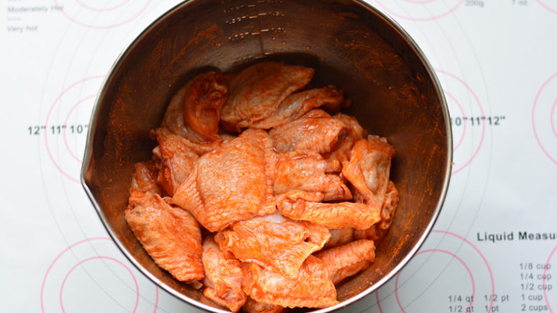 奥尔良鸡翅,腌制好的鸡翅取出，