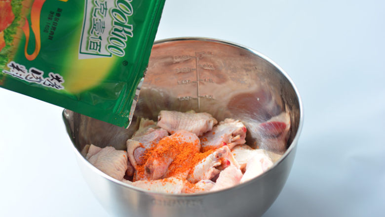 奥尔良鸡翅,把划好的鸡翅放在盆中加入奥尔良烤肉料腌制