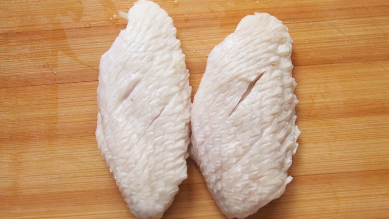 奥尔良鸡翅,把洗干净的鸡翅划几刀