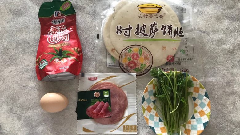 早餐番茄酱火腿鸡蛋披萨,首先我们准备好所有食材
<a style='color:red;display:inline-block;' href='/shicai/ 935'>芝士</a>片漏拍了,抱歉