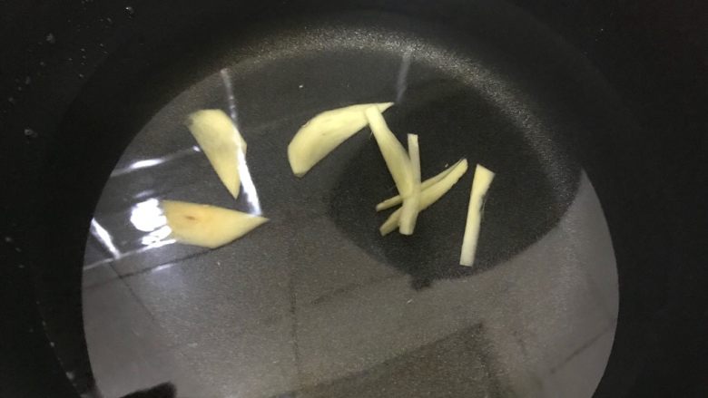 巨好吃的西红柿烧排骨,锅内煮适量清水,加入适量料酒和一半的生姜片