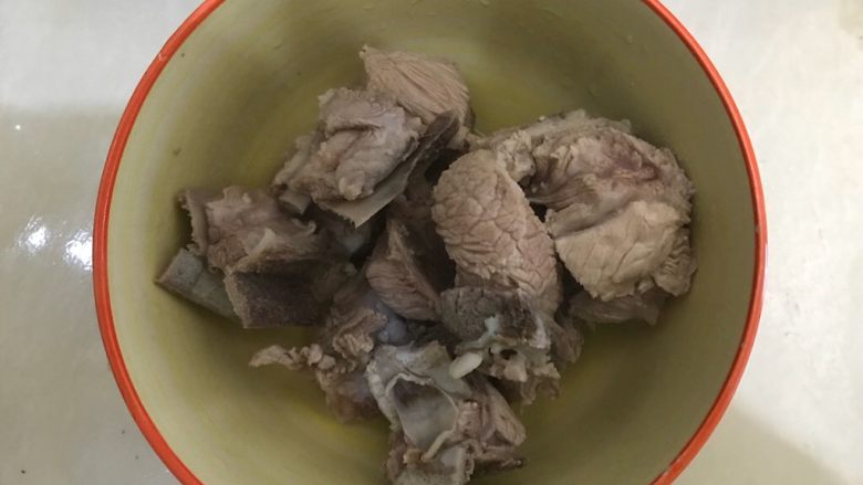 巨好吃的西红柿烧排骨,捞出煮好的排骨,控干水分