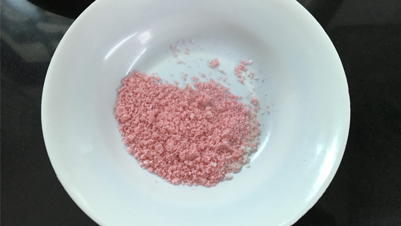 Hellokitty米蛋糕 ,然后取一小把米粉,加入少许的红色果粉拌匀。