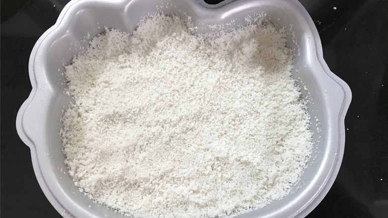 Hellokitty米蛋糕 ,然后再在上面开始洒入过了筛的粉,洒的时候注意要均匀、平整。